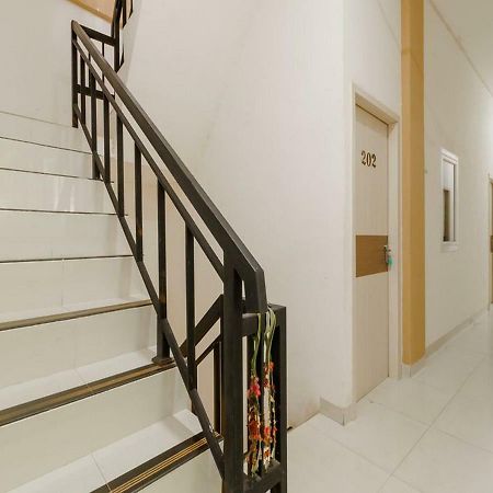 RedDoorz near Palembang Trade Center Hotel Bagian luar foto