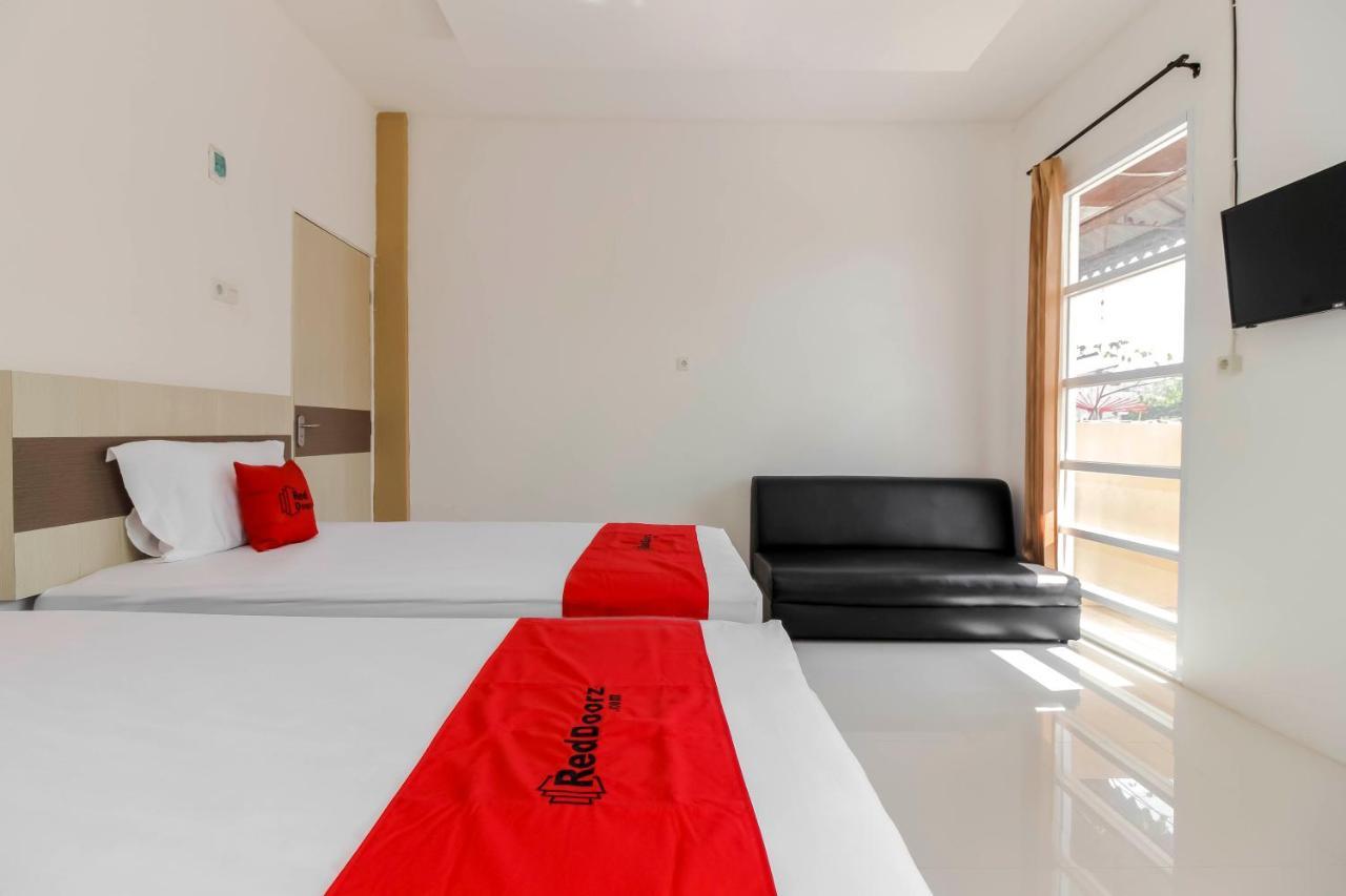 RedDoorz near Palembang Trade Center Hotel Bagian luar foto