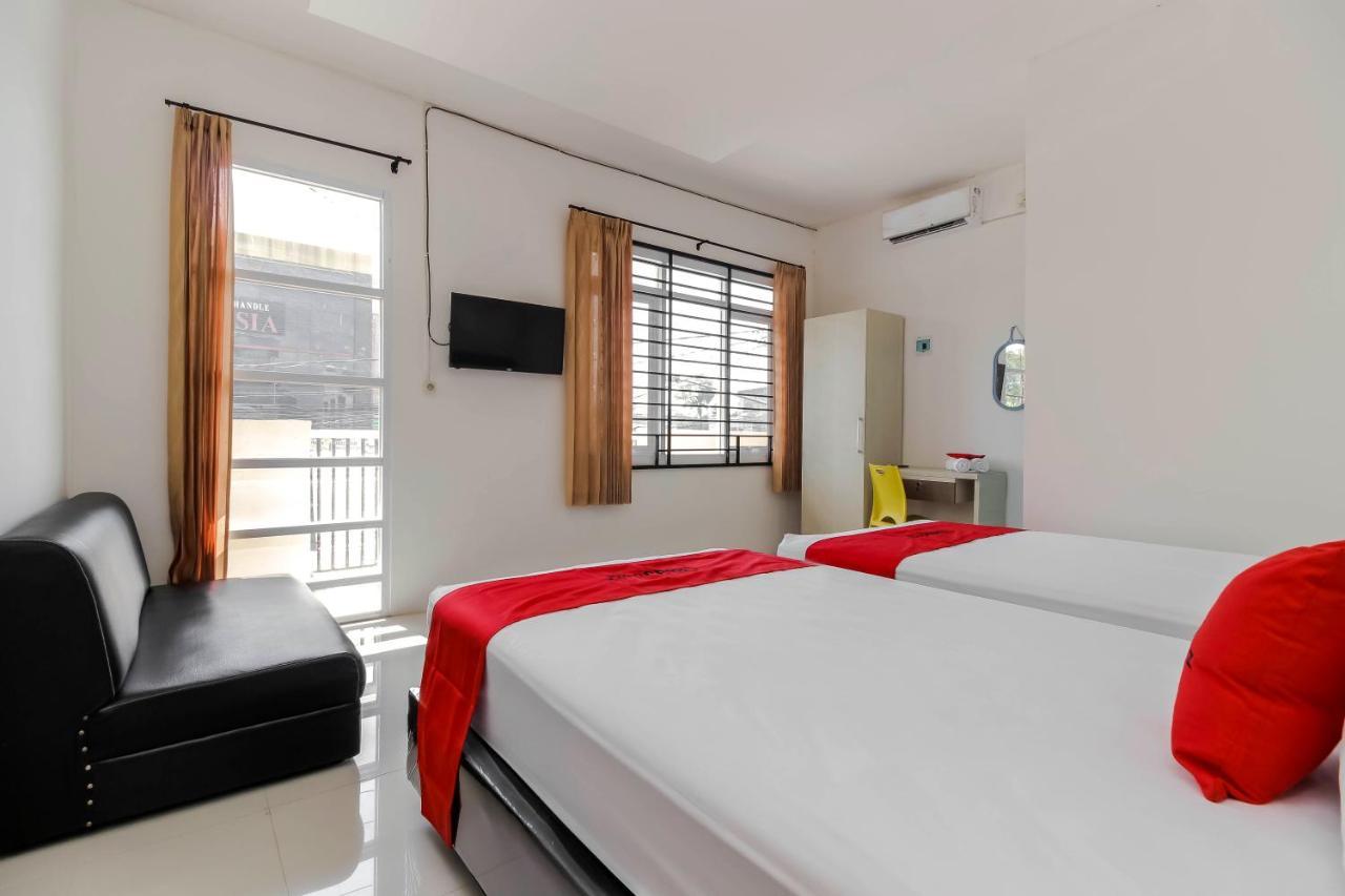 RedDoorz near Palembang Trade Center Hotel Bagian luar foto