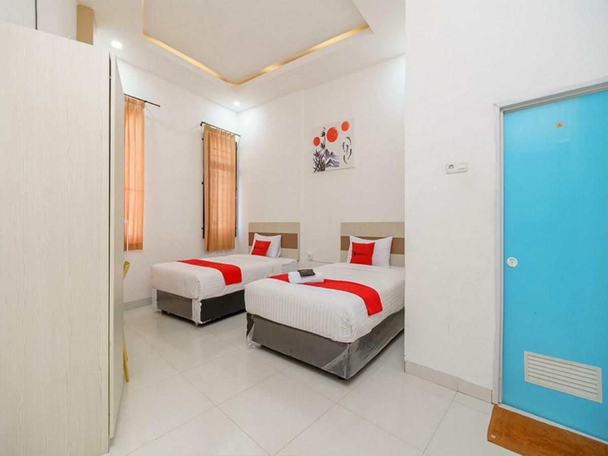 RedDoorz near Palembang Trade Center Hotel Bagian luar foto