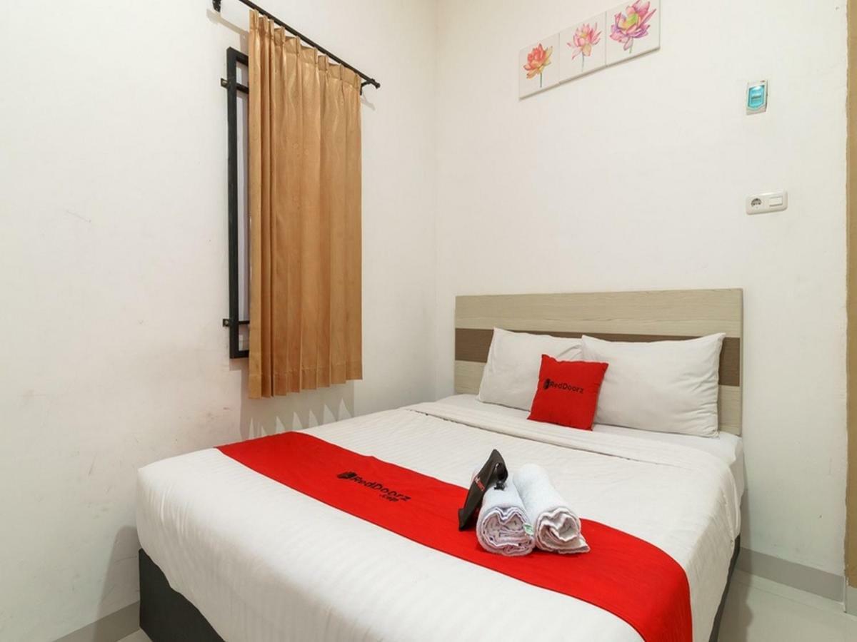 RedDoorz near Palembang Trade Center Hotel Bagian luar foto