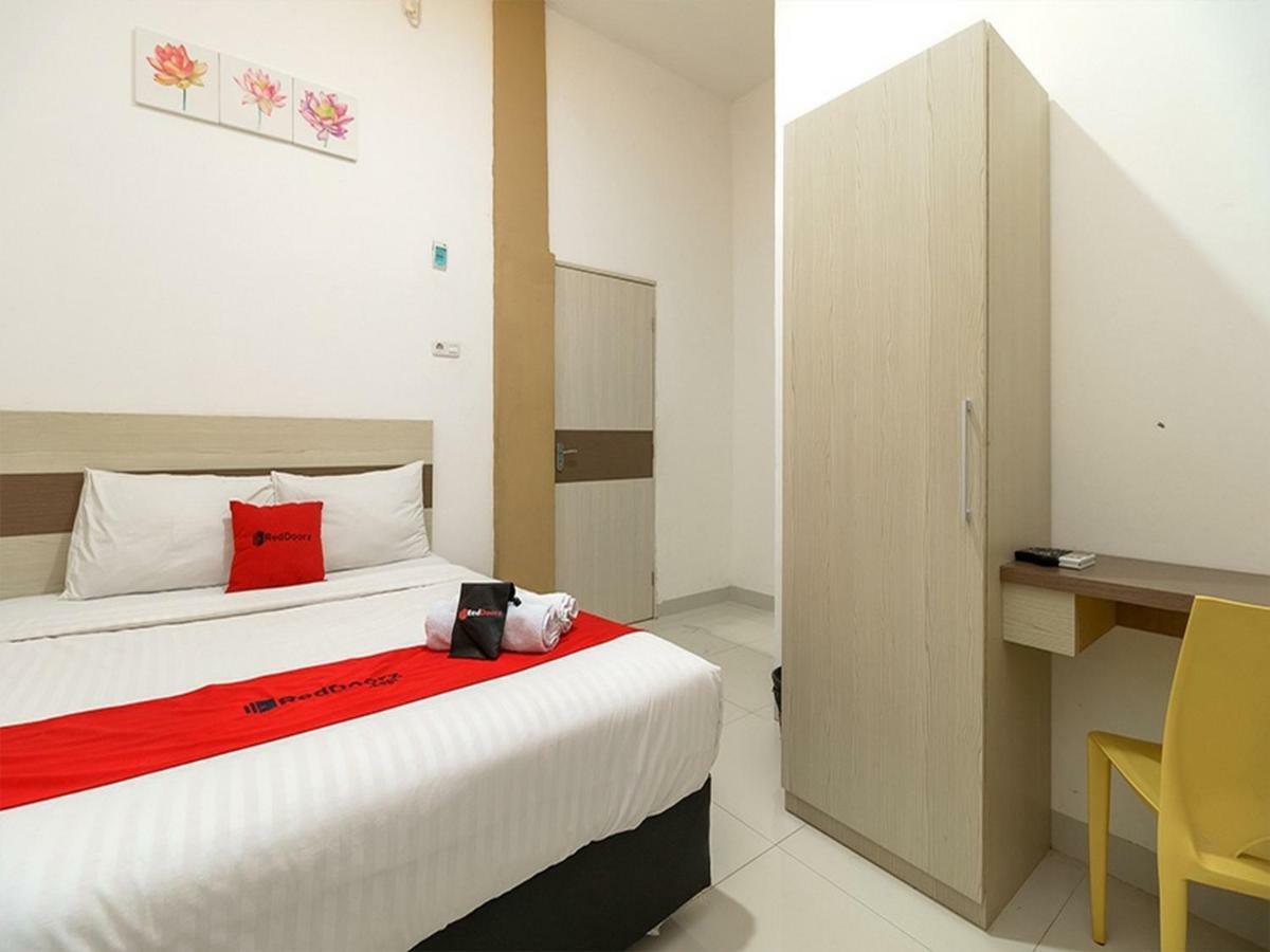 RedDoorz near Palembang Trade Center Hotel Bagian luar foto