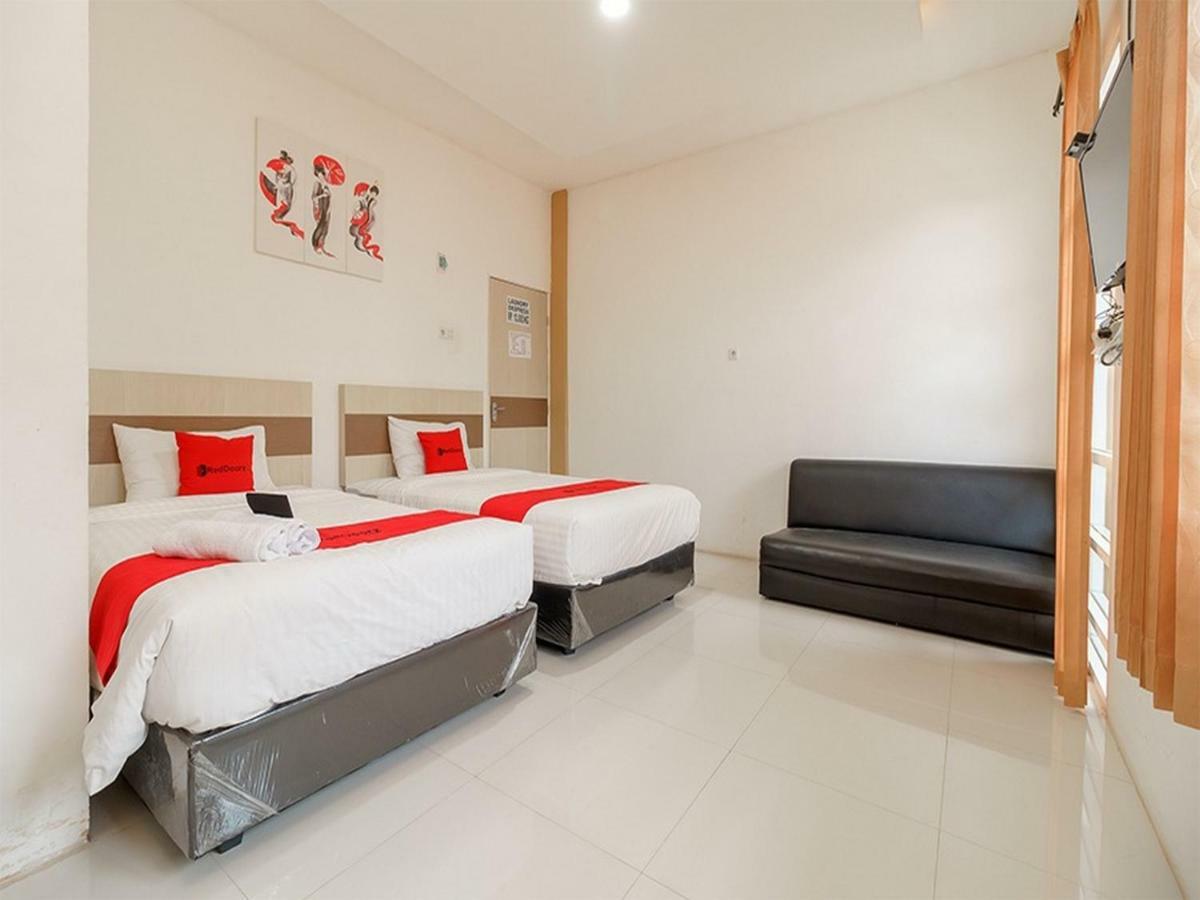RedDoorz near Palembang Trade Center Hotel Bagian luar foto
