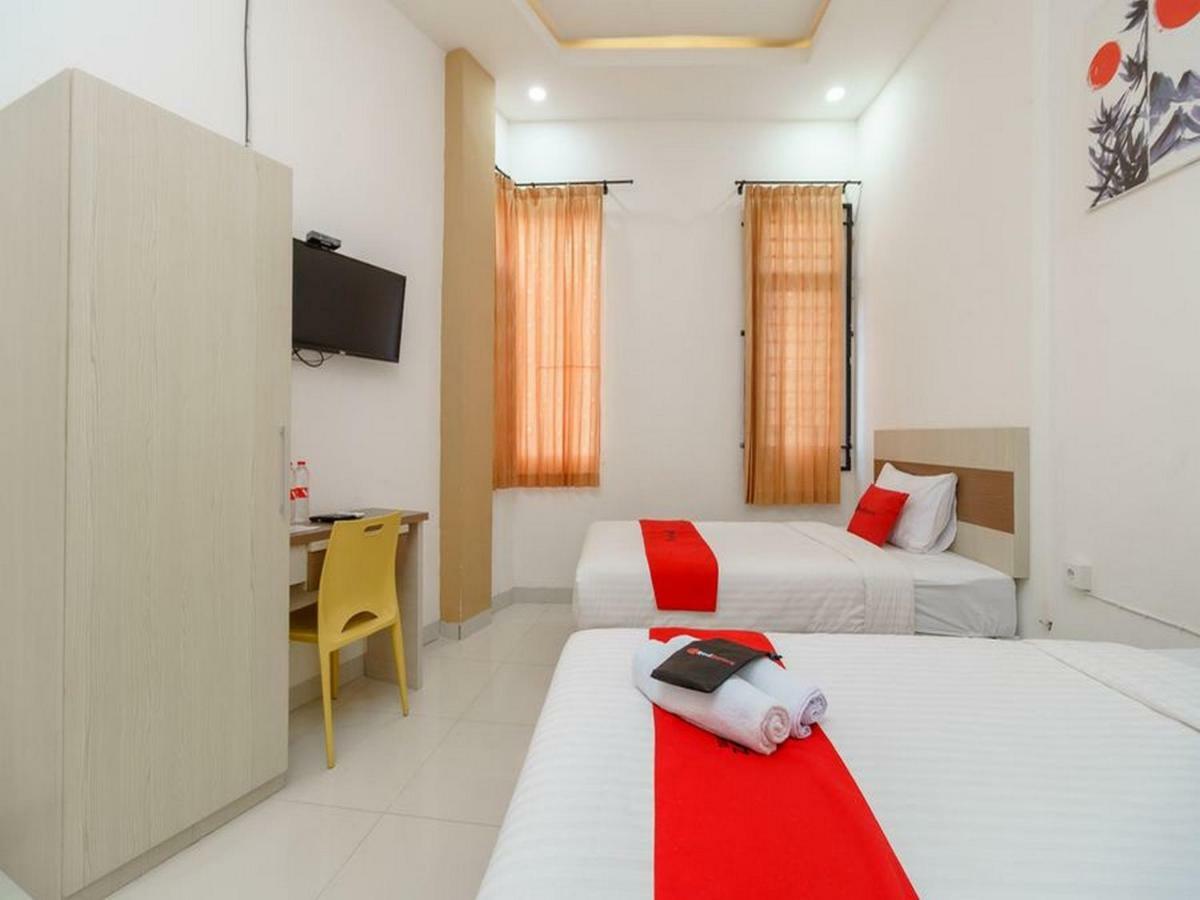 RedDoorz near Palembang Trade Center Hotel Bagian luar foto